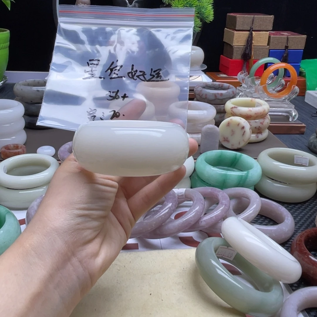 星***运石英岩玉未镶嵌手镯