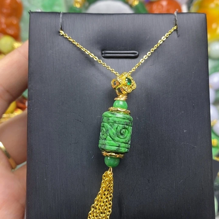 翡翠未镶嵌吊坠(赠链)