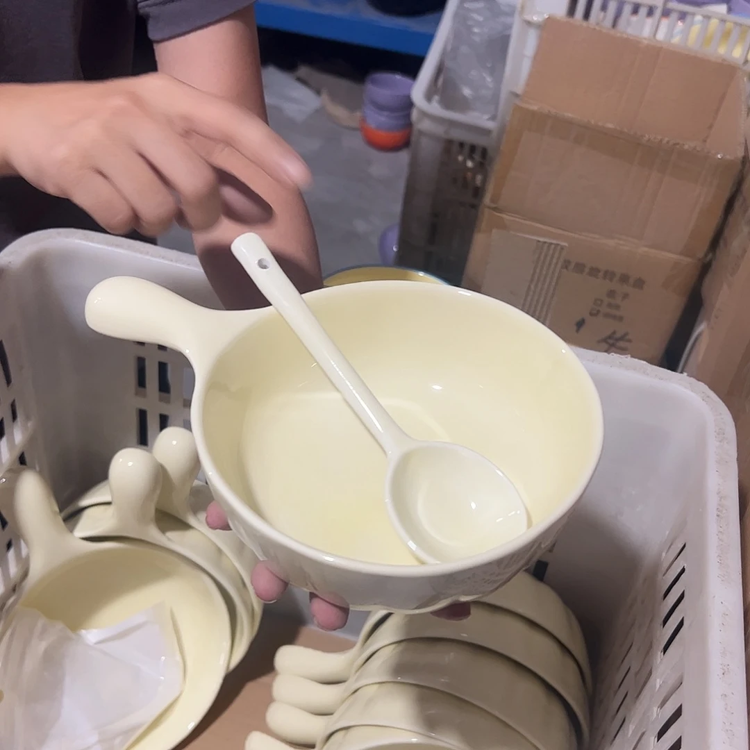 瓷片黄色手柄碗加勺子