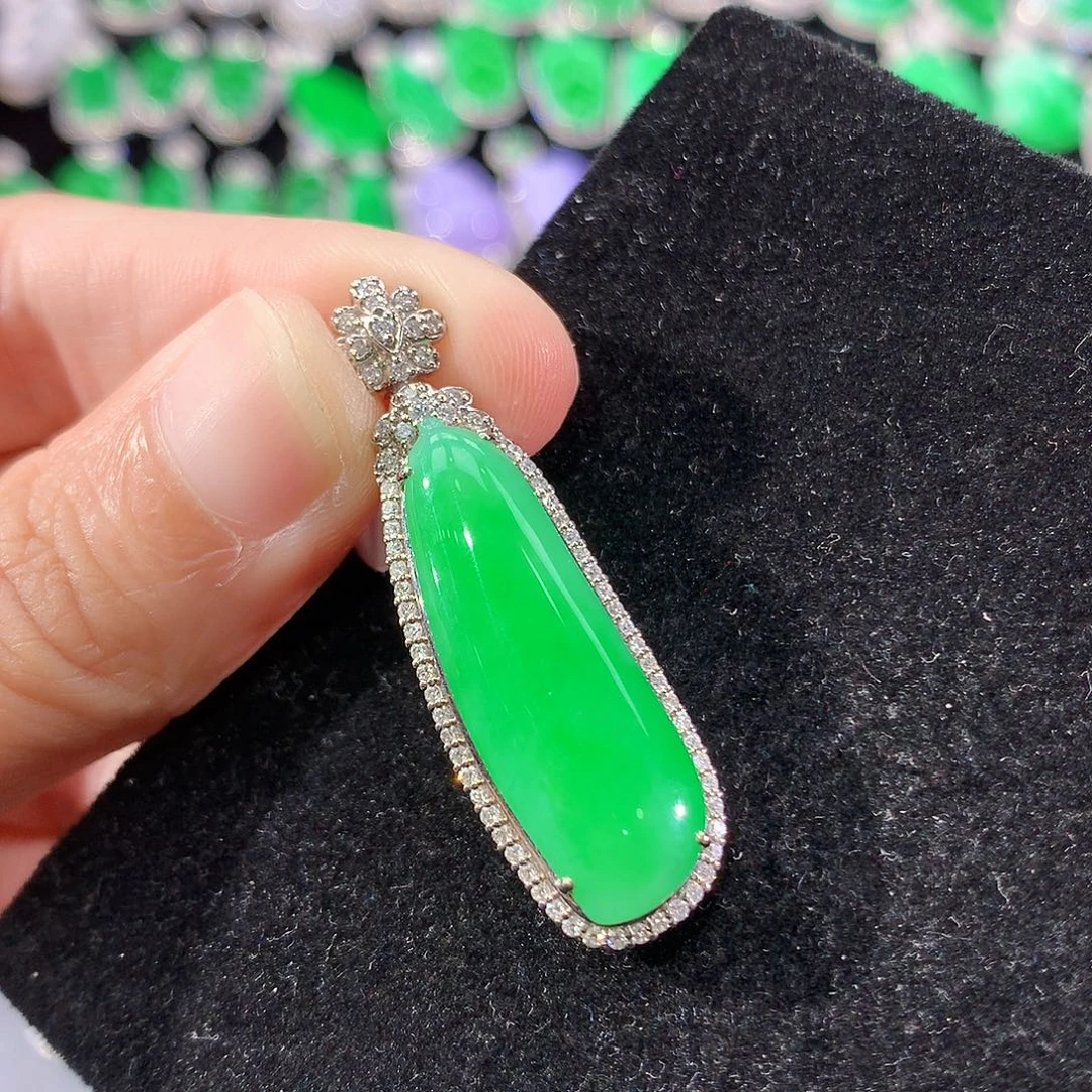 翡翠18K金镶嵌颈饰