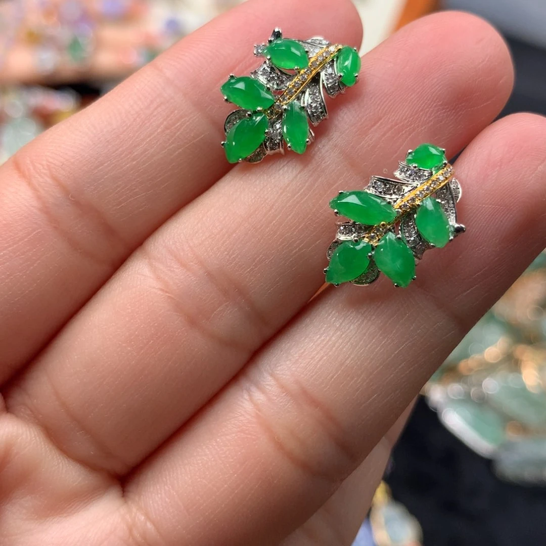 18K金镶嵌翡翠耳饰随形耳扣