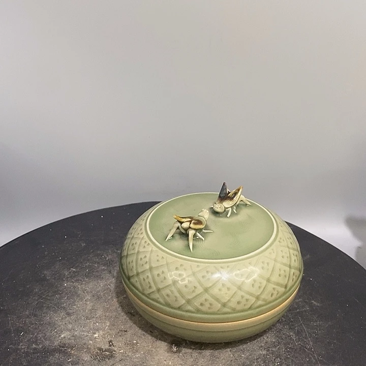 龙泉窑粉盒造型美观