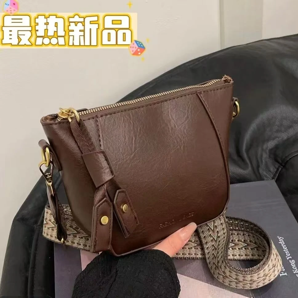 韩版时尚简约宽肩带斜挎水桶包2025新款百搭复古高级感单肩腋下包