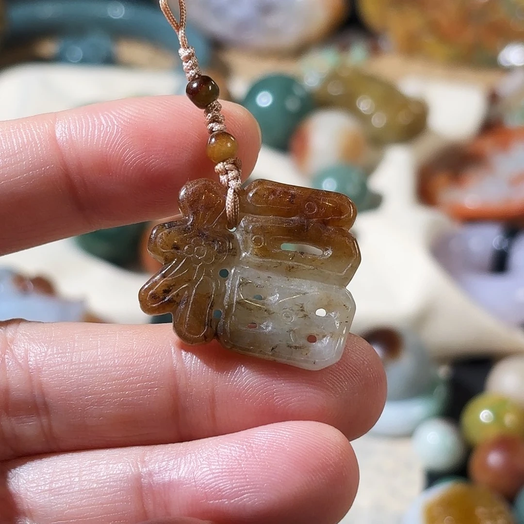 拖***人翡翠未镶嵌颈饰新年快乐