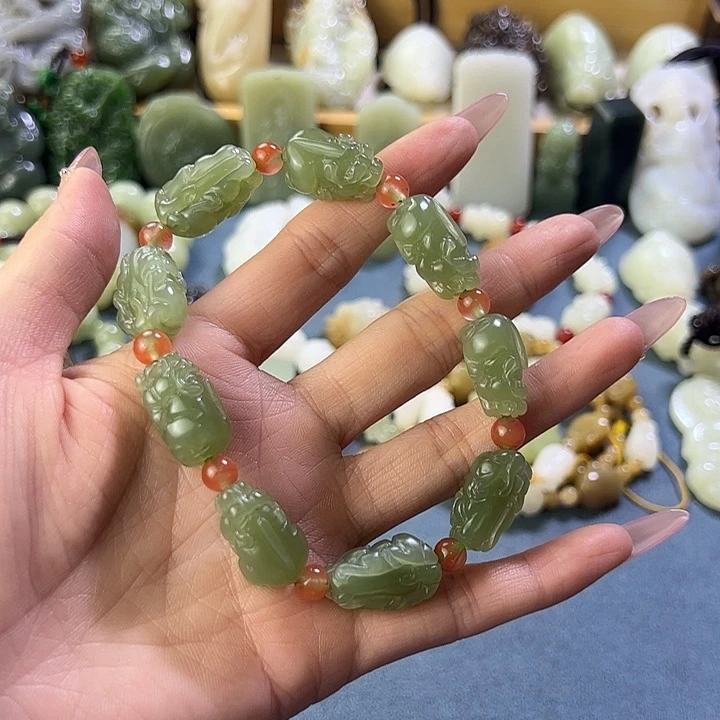 和田玉颈饰未镶嵌明****！