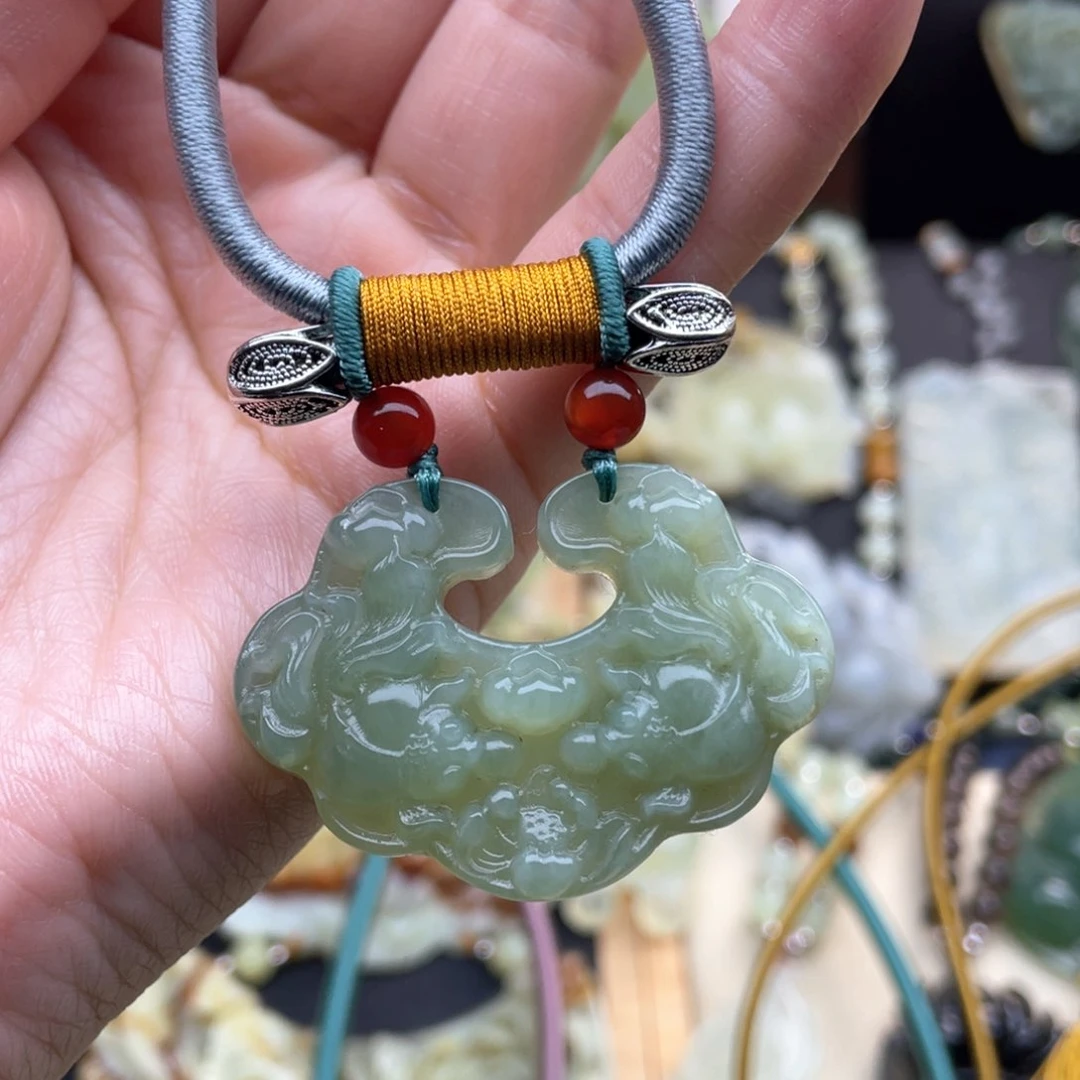 蛇纹石玉颈饰未镶嵌