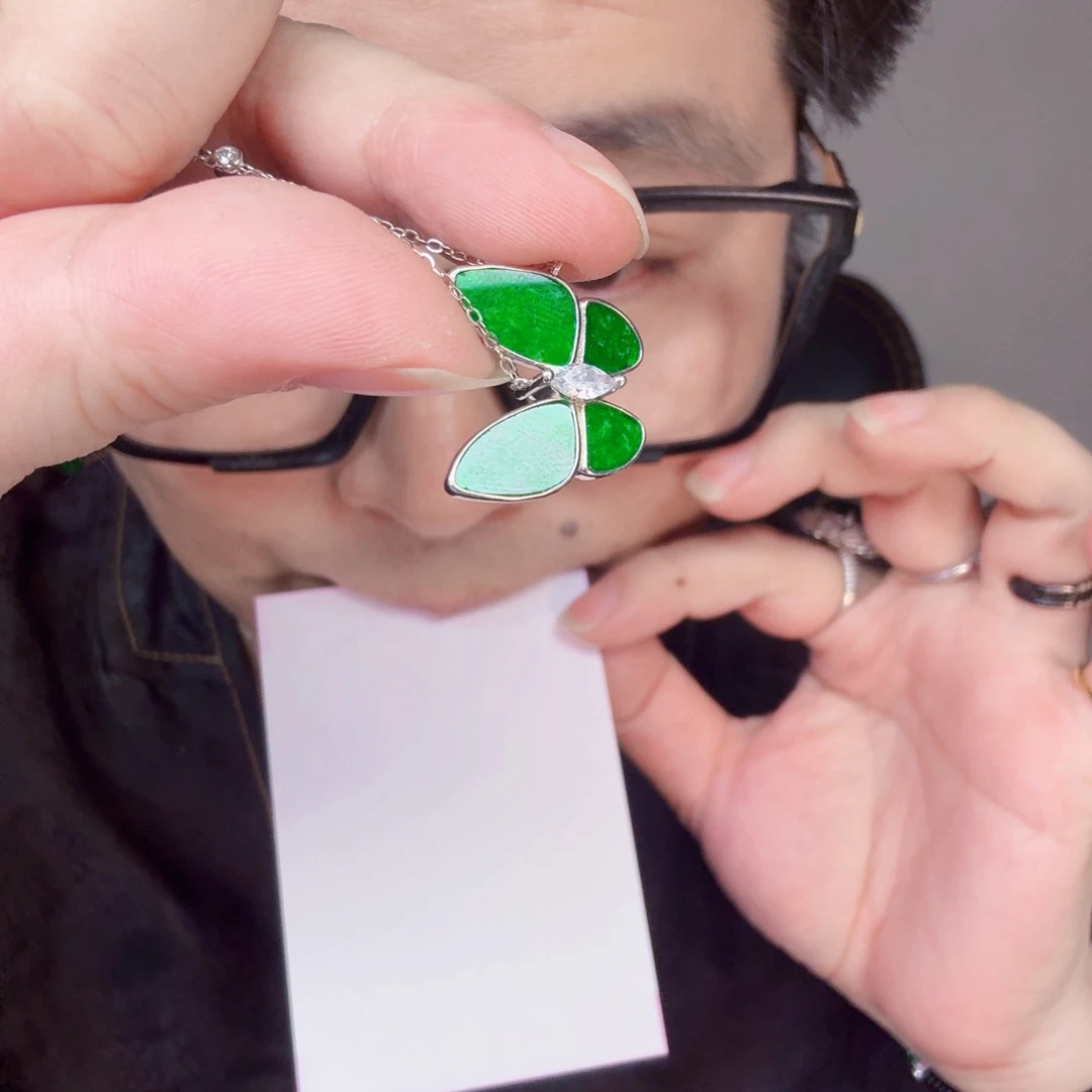 翡翠未镶嵌颈饰一件