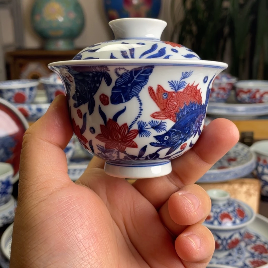 釉里红鱼藻纹盖碗