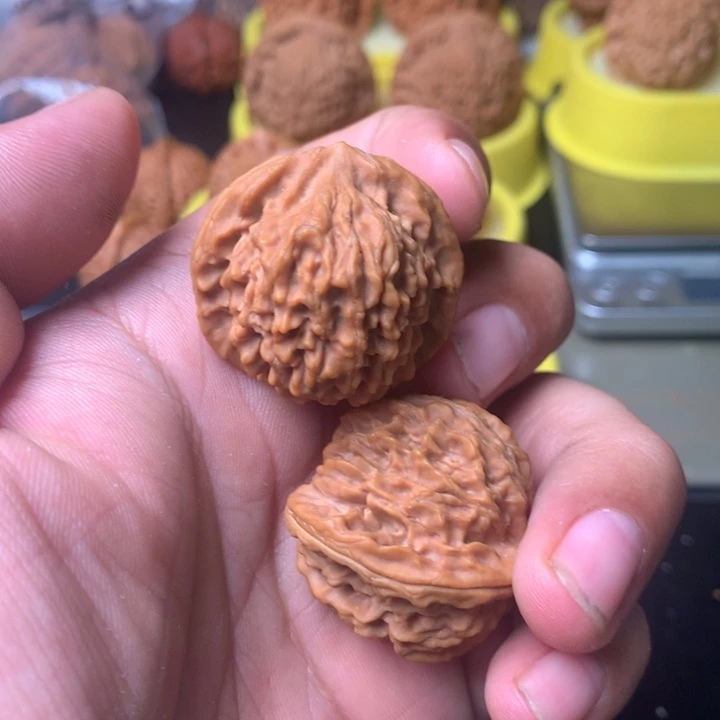 赵***军文玩核桃吊坠皇冠好看