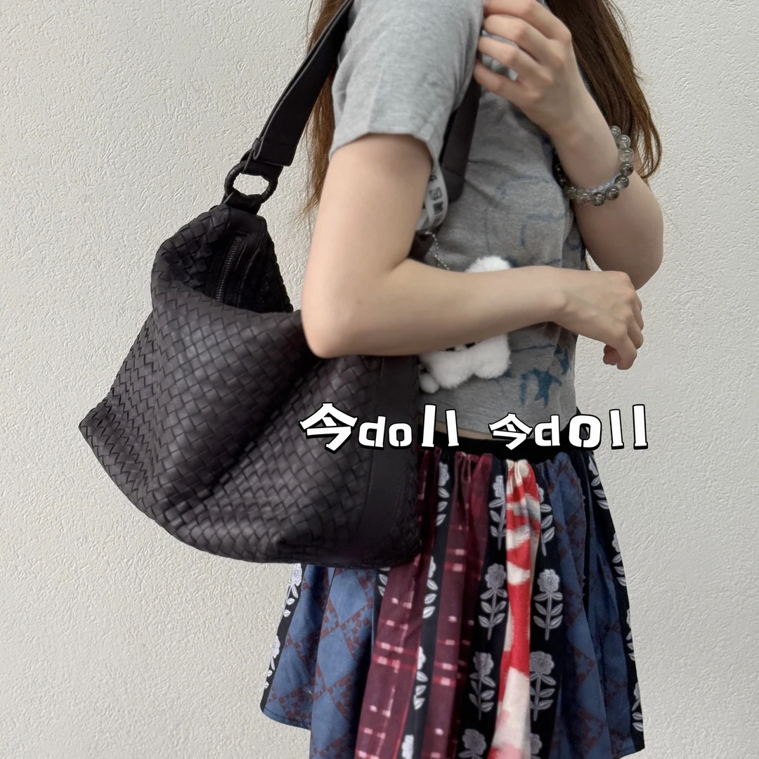 95新 BOTTEGA VENETA/葆蝶家 乌木棕编织小号hobo斜挎包 118889