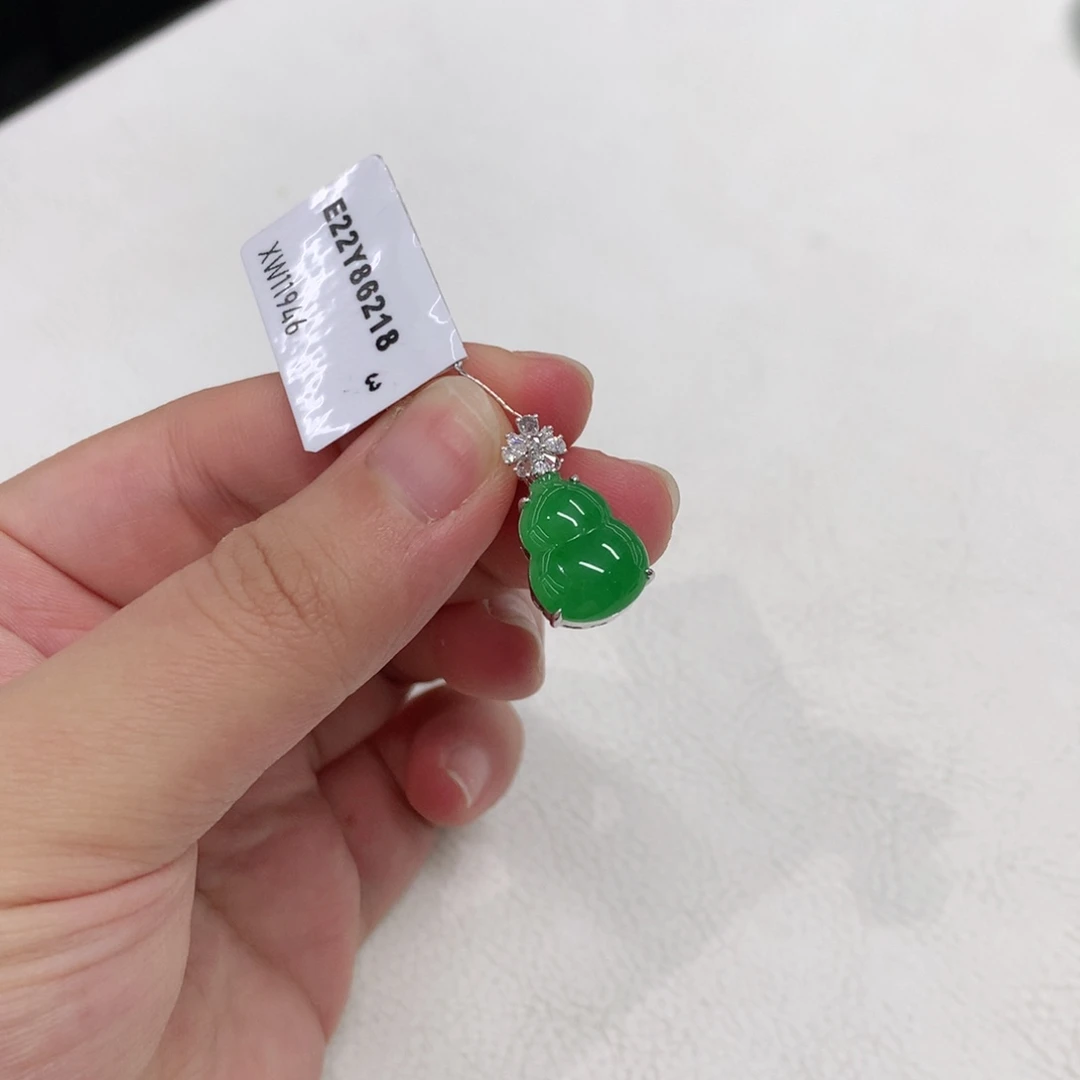 颈饰18K金镶嵌翡翠