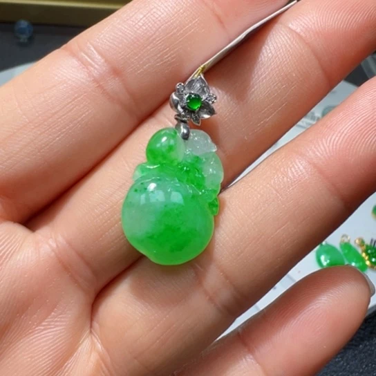 颈饰18K金镶嵌翡翠