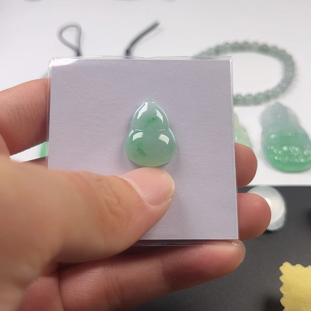 翡翠未镶嵌颈饰葫芦