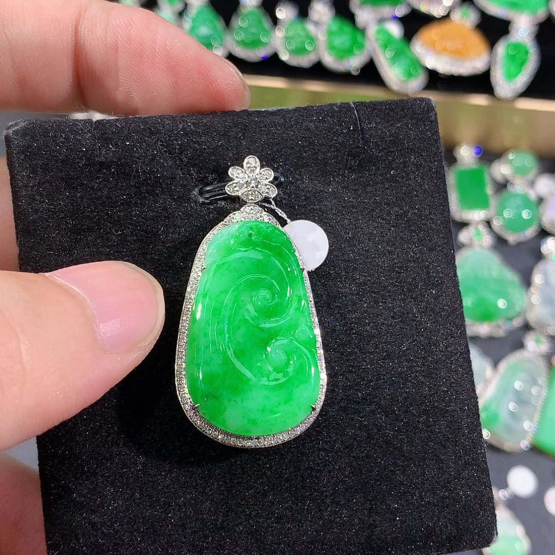 翡翠18K金镶嵌颈饰
