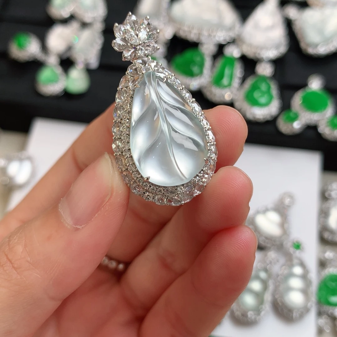 颈饰18K金镶嵌翡翠叶子