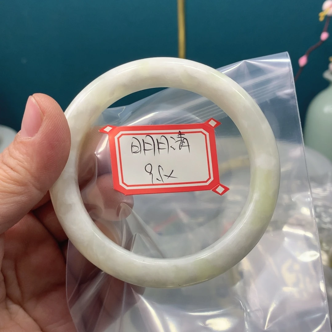 蛇纹石玉手镯未镶嵌明***苑