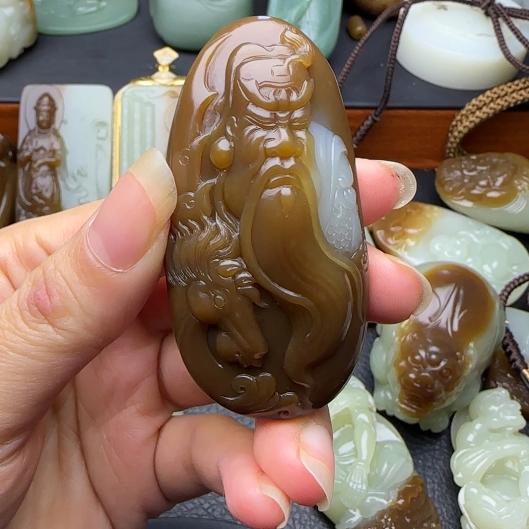 以***人和田玉（糖玉）未镶嵌挂件