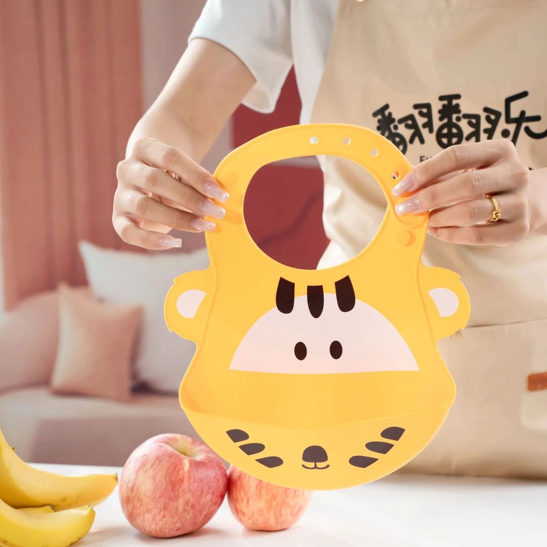 宝宝吃饭围兜立体薄款儿童防水防脏硅胶柔软婴儿辅食饭兜口水围嘴