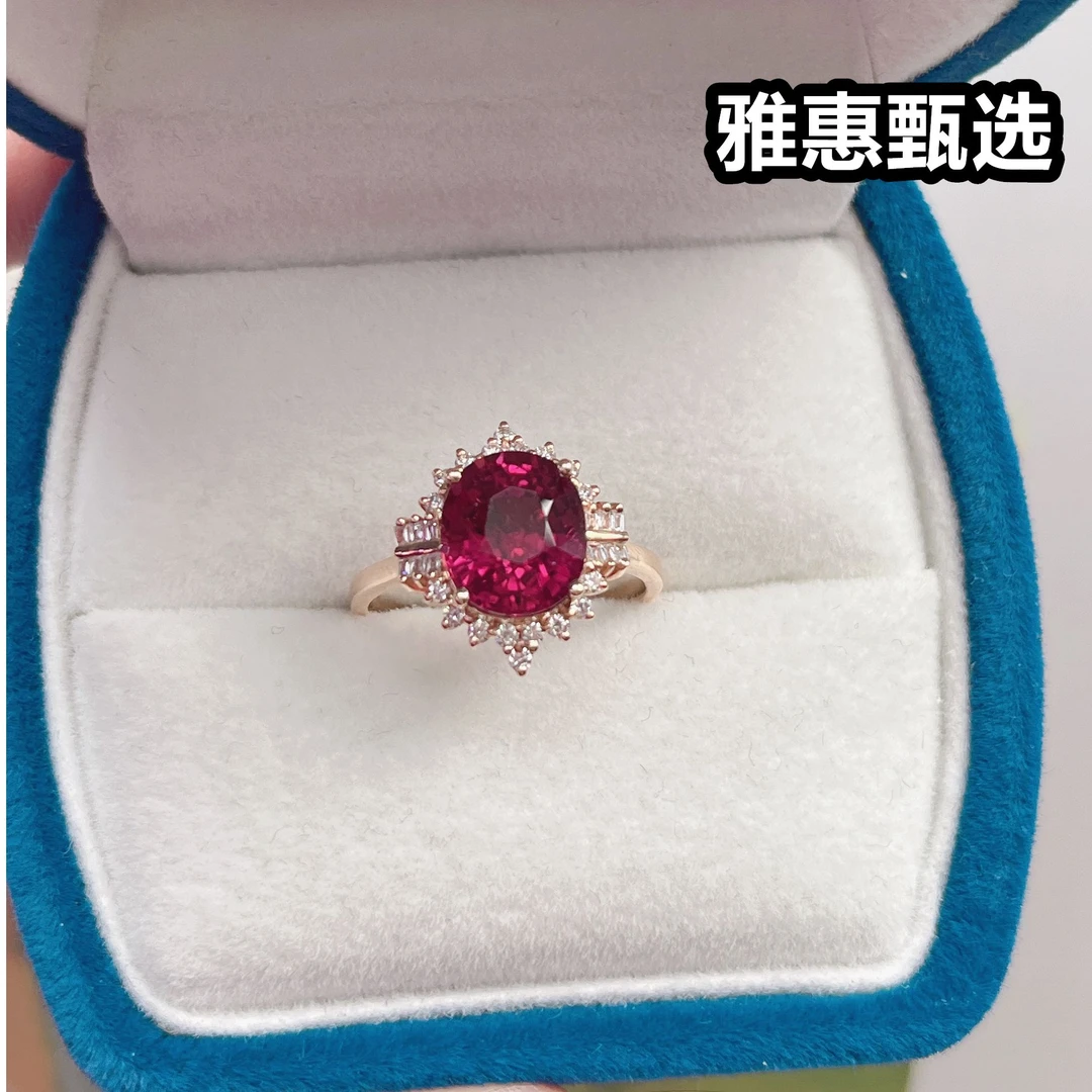 18K金碧玺戒指 主石：3.15克拉，金重：2.47克。时尚红色经典镶嵌