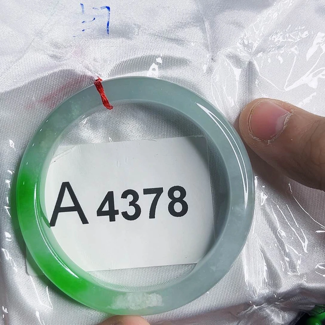 翡翠手镯未镶嵌微瑕