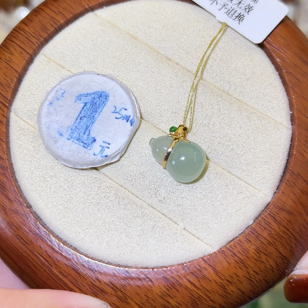 四***然翡翠18K金镶嵌颈饰葫芦