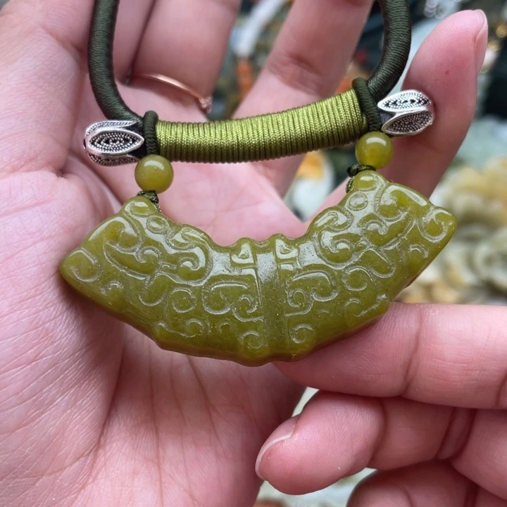 蛇纹石玉吊坠合金