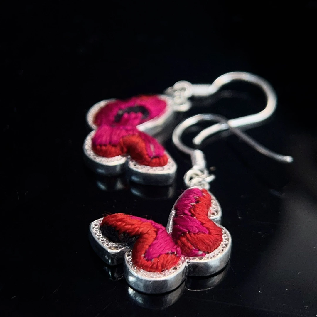 足银耳饰 黔艺银阁 足银蝴蝶绣花弯钩耳环女款