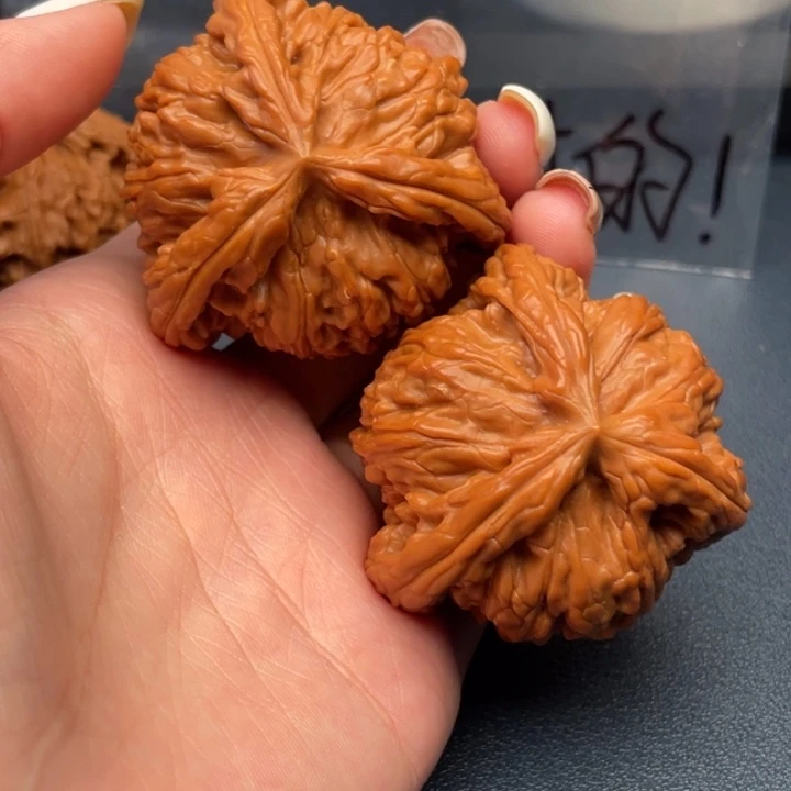 骆***锴文玩核桃吊坠白狮子