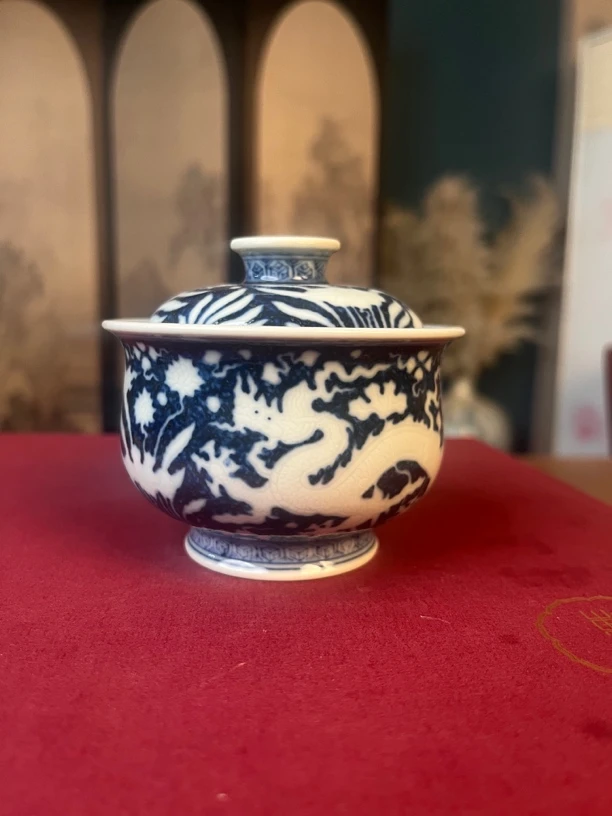 成蕴窑青花暗刻鱼藻龙纹盖碗