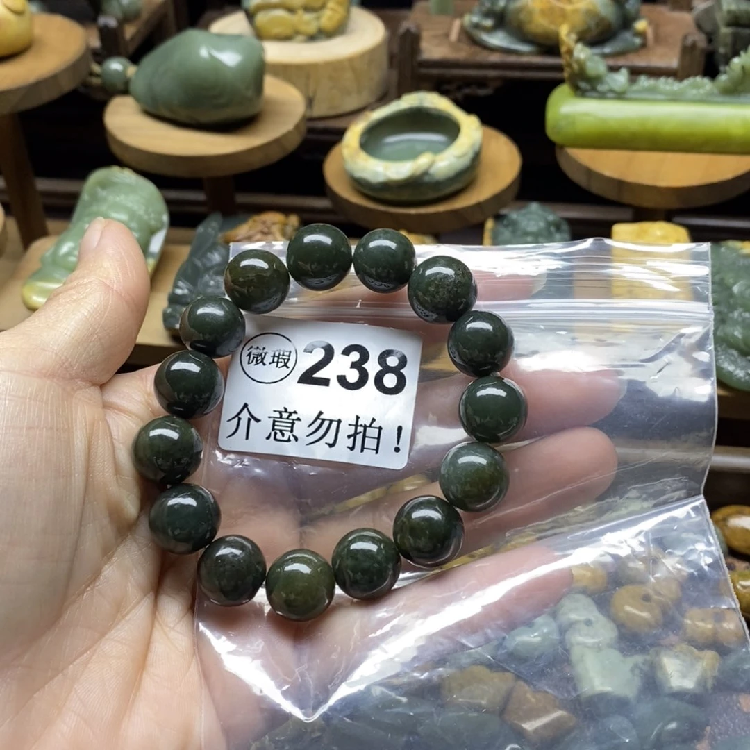 未镶嵌岫岩河磨玉（透闪石质玉）把件