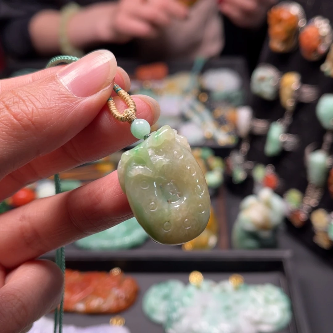 翡翠颈饰未镶嵌Cvcvvvvgvvvbvvvghhh