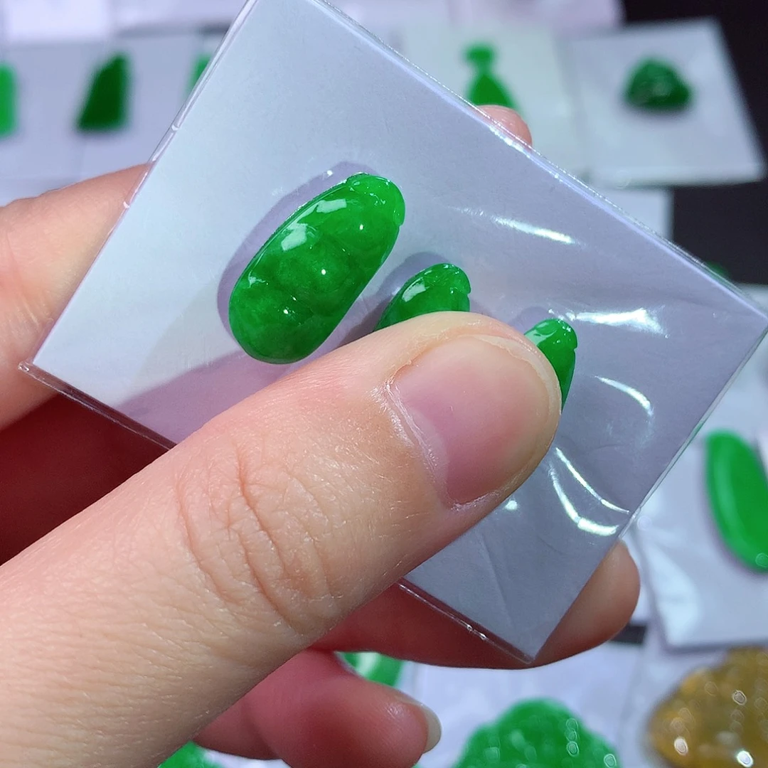 吊坠(赠链)未镶嵌翡翠天然翡翠