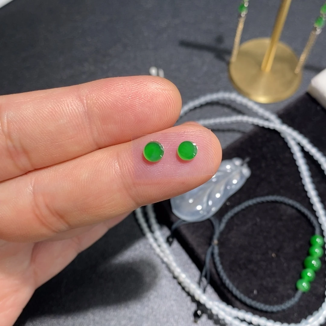 翡翠裸石阳绿小圆牌