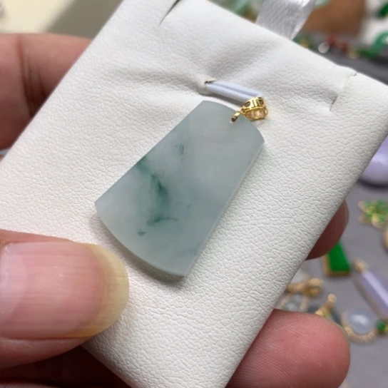 颈饰18K金镶嵌翡翠