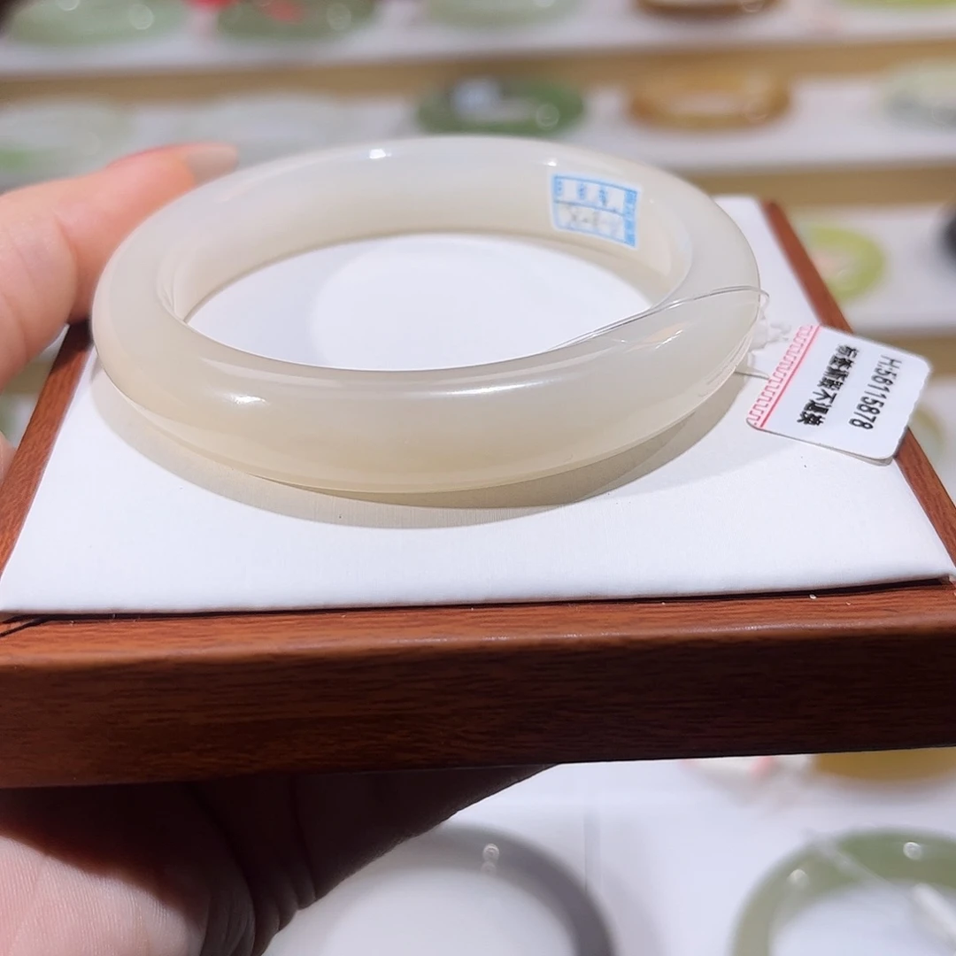 和田玉未镶嵌手镯藕粉半山水