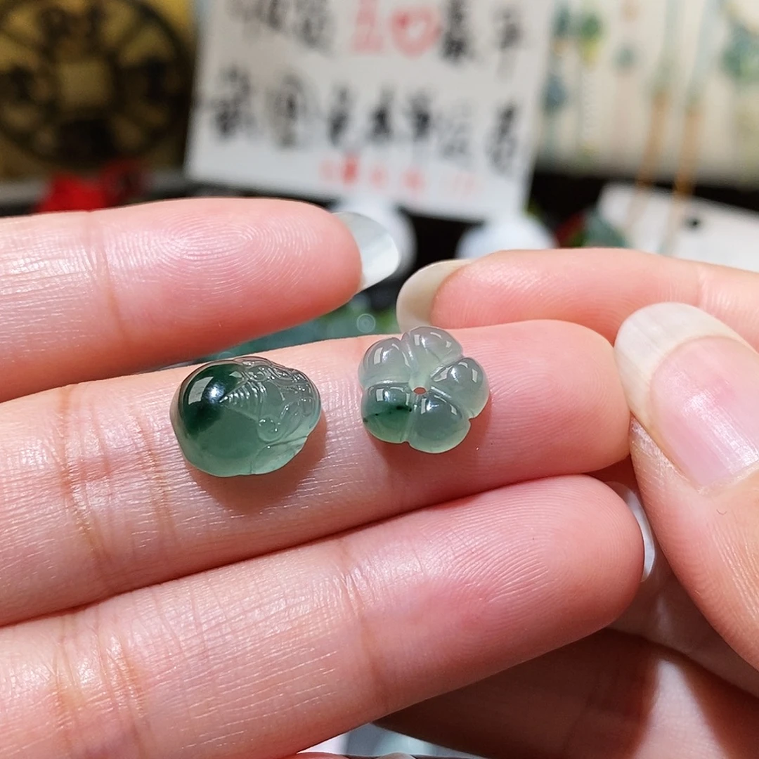 翡翠未镶嵌颈饰飘花貔貅花花