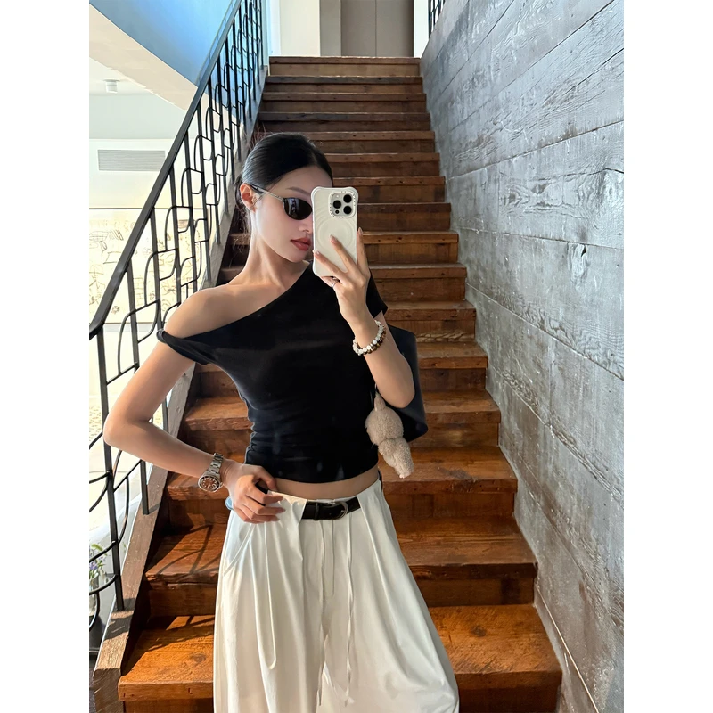 左边女装设计感露肩上衣显瘦体恤2025夏季新款斜肩修身短袖T恤