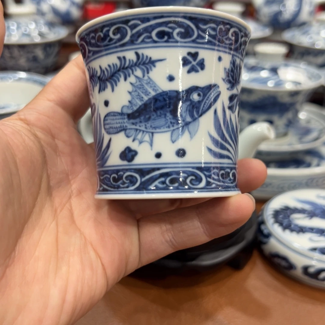手绘青花鱼藻纹主人杯