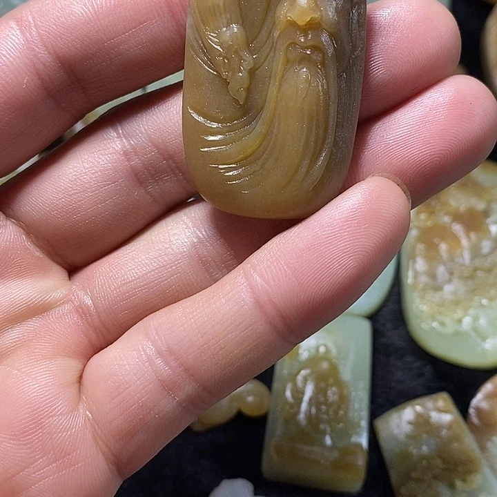 东***置和田玉（糖玉）未镶嵌颈饰