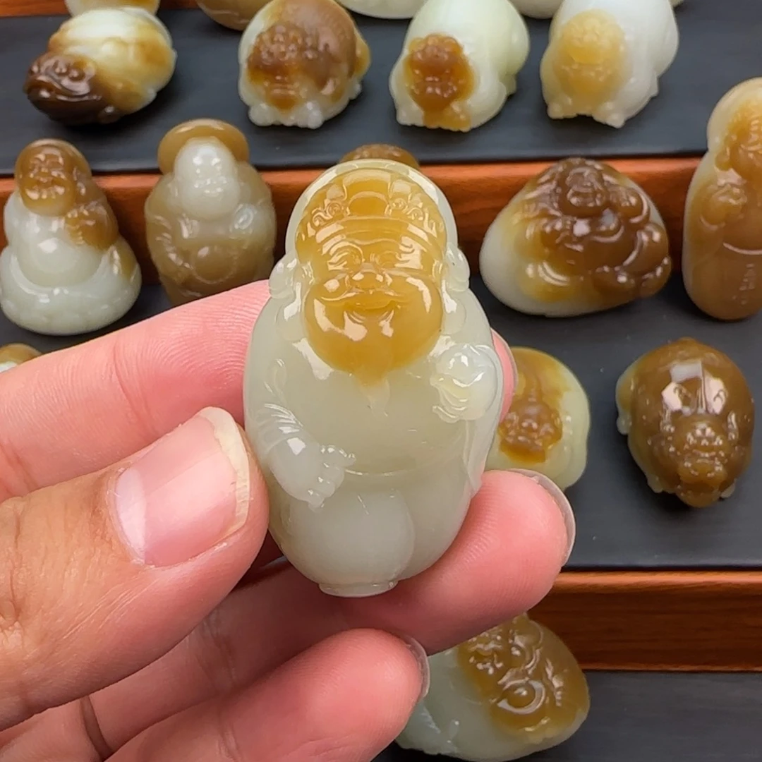 和田玉(糖玉)颈饰未镶嵌拉***犬