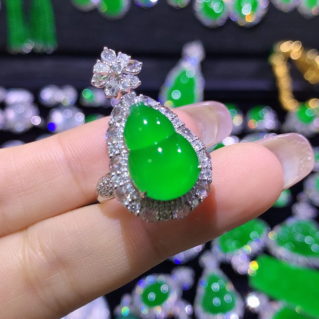 翡翠18K金镶嵌戒指高冰满绿葫芦