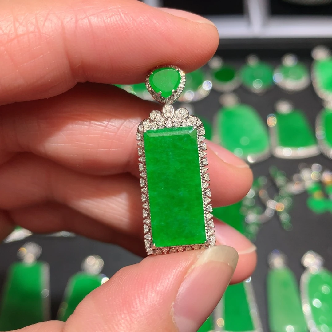 翡翠颈饰18K金镶嵌翡翠