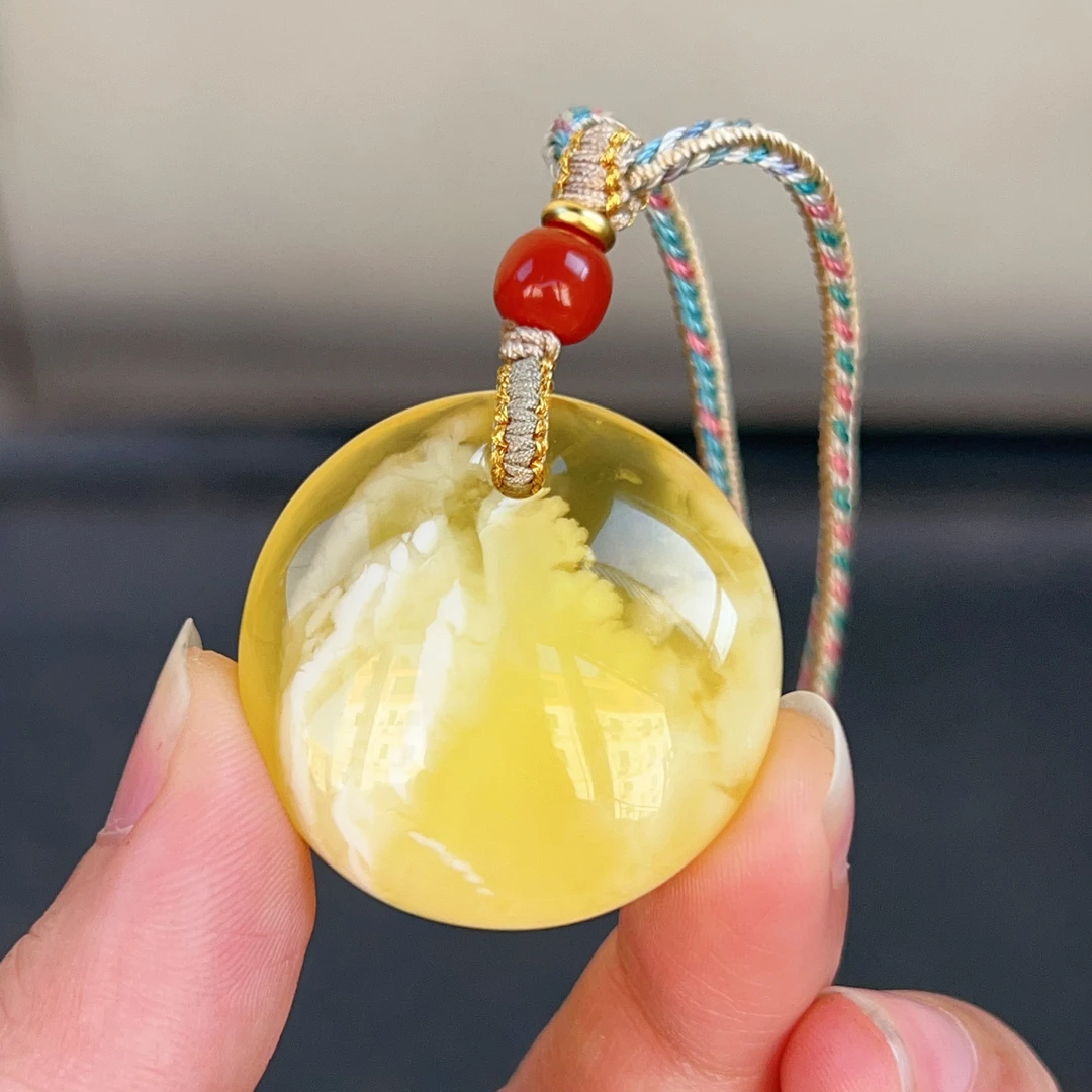 意境白花蜡蜜蜡公主扣，花纹漂亮，无瑕疵，9.8克，尺寸32.6～13.9mm