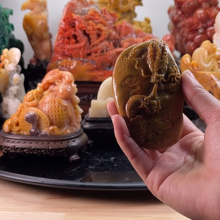 田黄石龙腾四海手把件