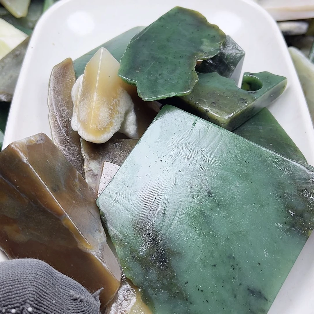 颈饰未镶嵌石英质玉