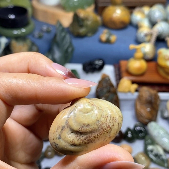 未镶嵌岫岩河磨玉（透闪石质玉）挂件