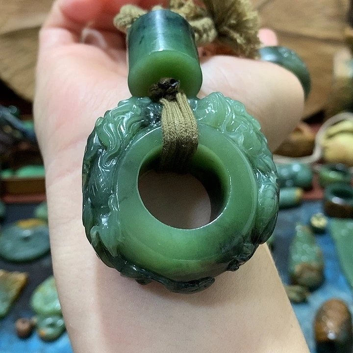 未镶嵌岫岩河磨玉（透闪石质玉）挂件大*