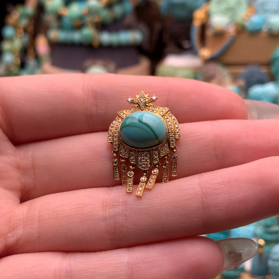 绿松石颈饰18K金镶嵌谁****?