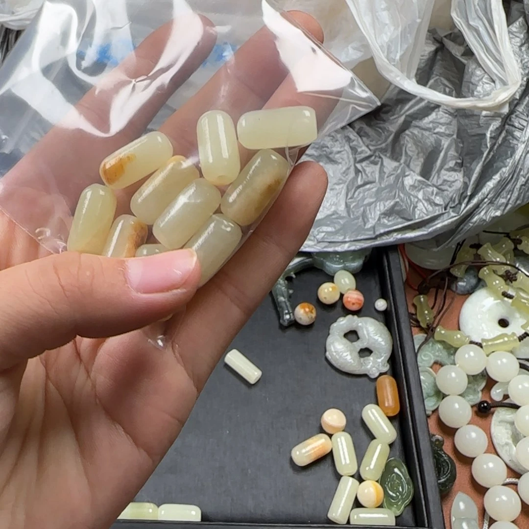飞***饼蛇纹石玉未镶嵌颈饰珠珠