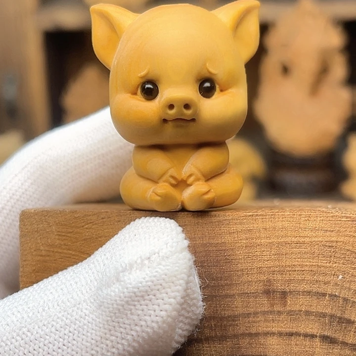 黄杨木委屈巴巴猪挂件